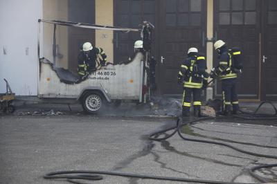 Anhaenger hat Feuer gefangen in Pforzheim-Nordstadt